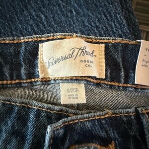Universal Thread Classic Distressed Blue Jeans.
NEW WITH TAGS size 0Regular (25)